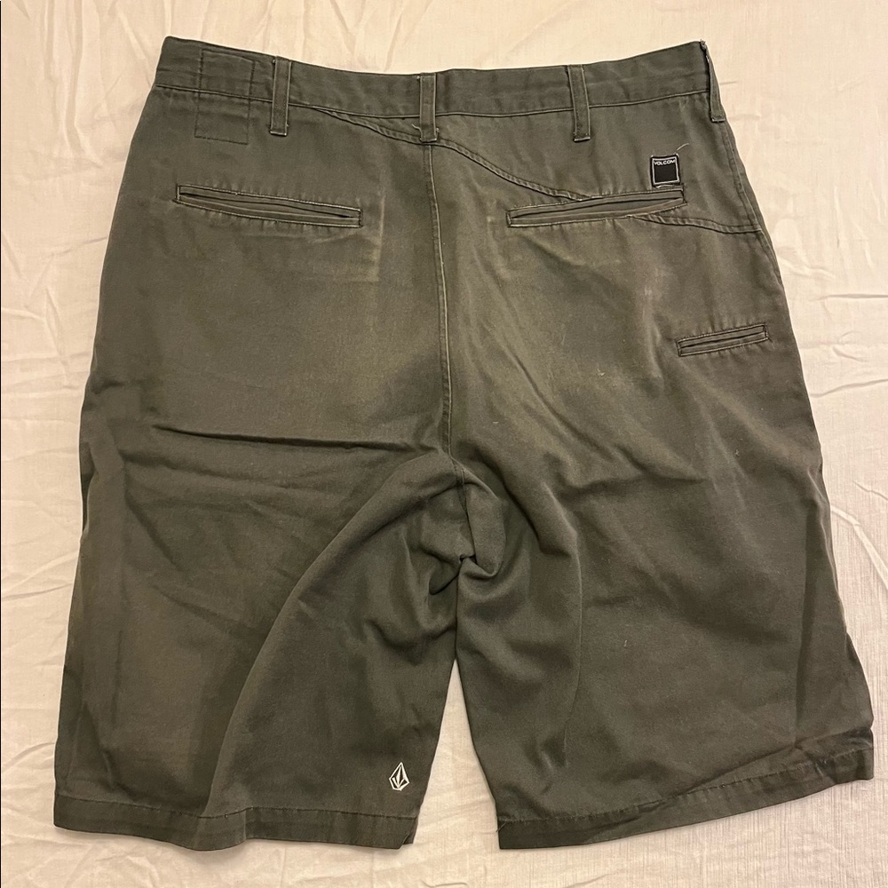 Vintage Volcom knee-length skate-shorts - Picture 2 of 4